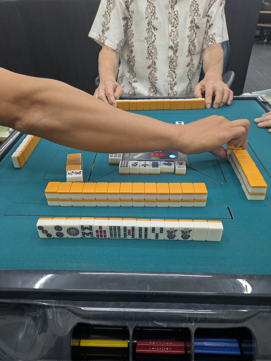 Nekodemochannel's tweet image. お迎えチャレンジ終了ー🀄
もっと貧乏になって帰ってきた😹
本日半荘7回？
−24000ptくらい
写真撮り忘れ💧
周りは万混（役満）やら国士やら盛大に和了って俺は大三元ツモったと思たら直前に差し込まれて。

これじゃ勝てんて🤮

だがそれが麻雀🔥
勝てる打牌はしてたと思う✨️
#役満
#大三元未遂