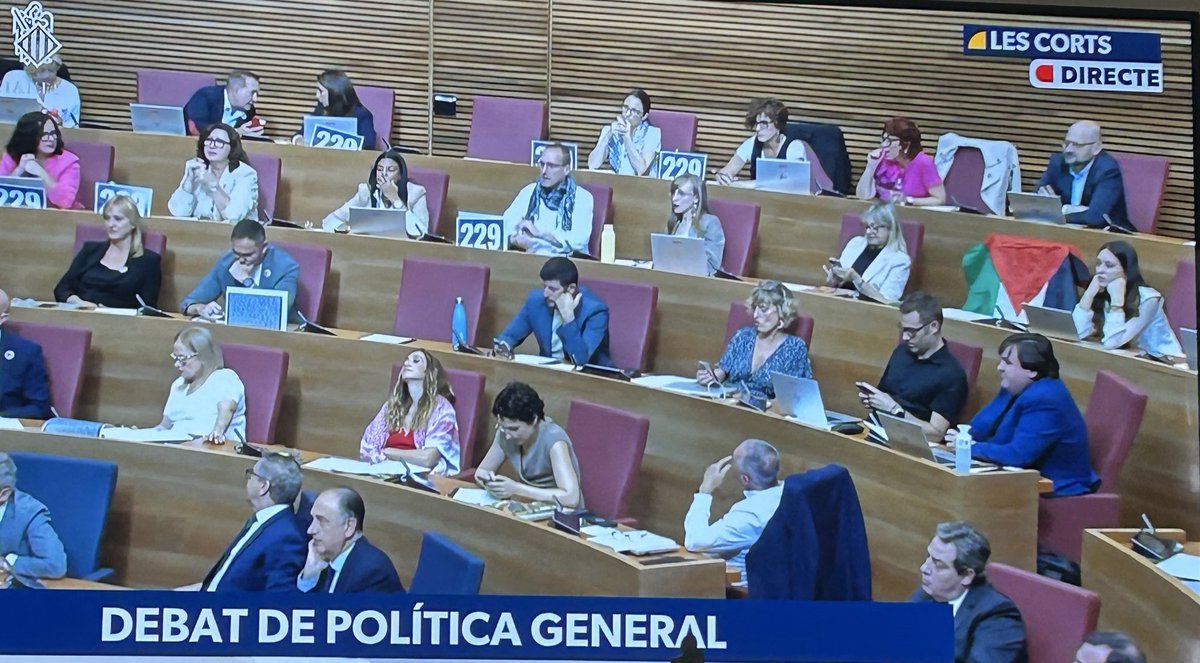 La imatge més bonica de hui a les Corts Valencianes en el Debat de Política General és esta👇👇👇

Amb la bandera 🇵🇸 en l’escó de <a href="/JuanBordera/">Juan Bordera🌍🇵🇸</a>, membre de la Global Sumud Flotilla <a href="/GazaFFlotilla/">Freedom Flotilla Coalition</a>, rumb a Gaza per portar ajuda humanitària.