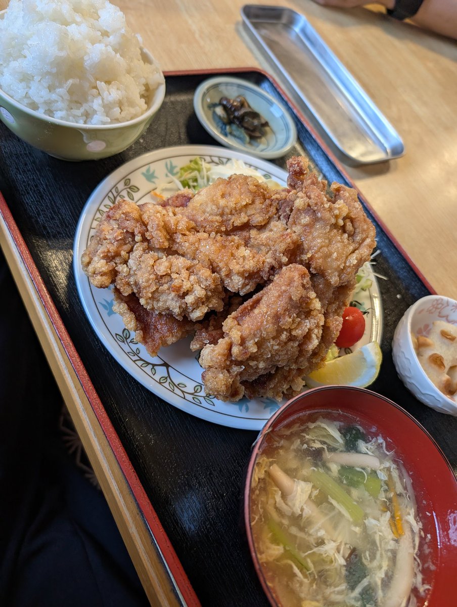 仕事時のランチで後輩と長野市真島の【ごくろう山】へ🚗
看板メニューは酸辣湯麺とからあげ定食♥
今日はからあげ定食でガッツリ！！
実際目にするとデカイ、1個でもも肉半身くらいかな😅濃すぎない絶妙な味付けとカリカリで旨い☺️☺️しつこくないのでなんとか完食できました😆