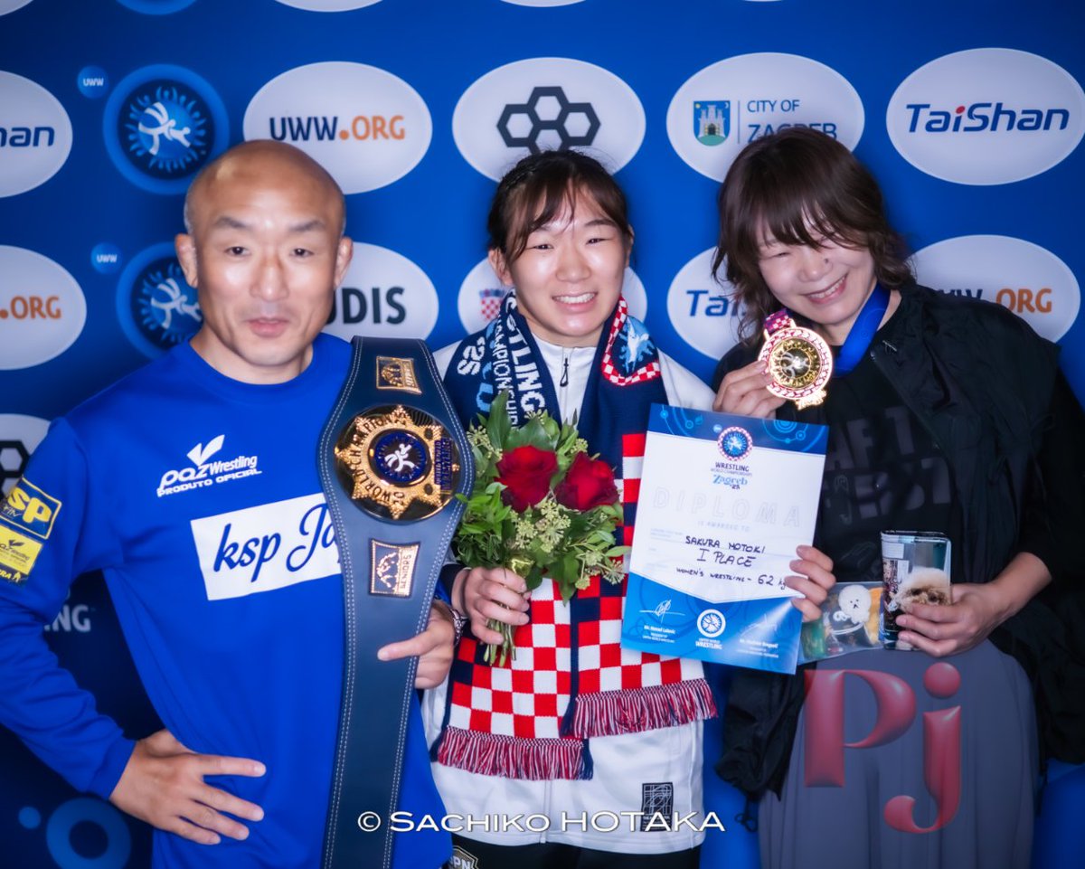 噂には聞いていたけど、今年の世界選手権でも逆転優勝を遂げた元木咲良はお母さん(右)ソックリですね。
試合後、一枚の写真に収まった元木ファミリーです。
父・康年さん(左)はシドニー五輪のグレコ63㎏級の日本代表でした。#レスリング #ミラクル #グランドスラム達成へ
wrestling-spirits.jp/2025/09/23/274…