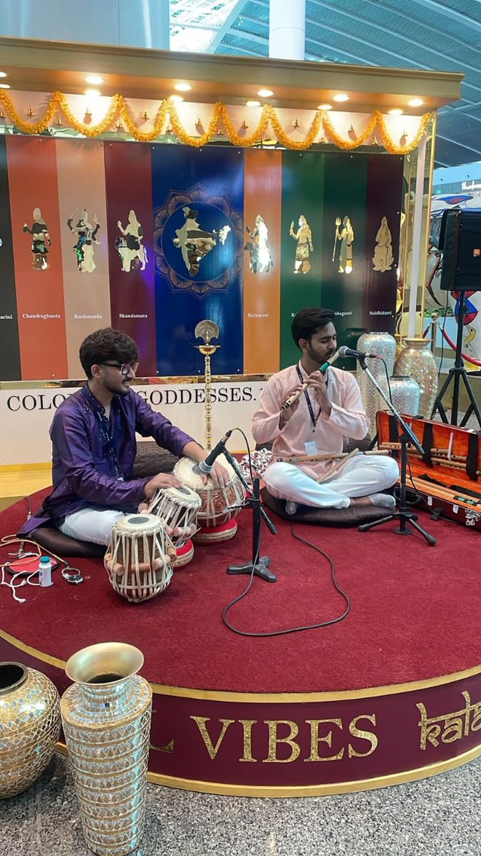 maalaichaap's tweet image. The kind of instrumental music that makes you pause... and really feel. 🙏🏻❤️ @delhiairport

#Navratri #Terminal1 #DelhiAirport