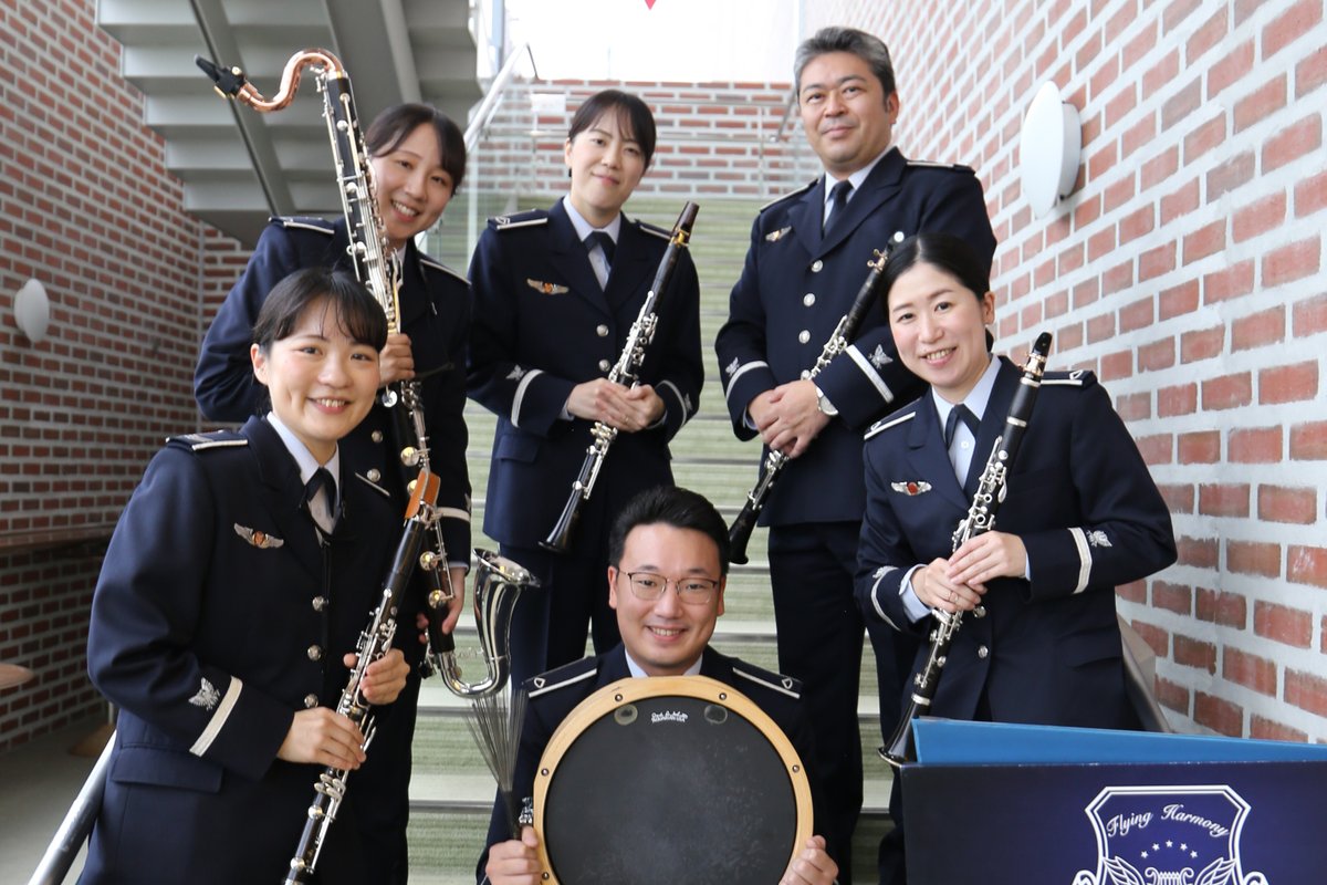 JASDF_Cen_Band's tweet image. 【演奏会レポート📯】

令和7年9月20日　熊谷コンサート

#航空中央音楽隊 有志によるロビーコンサートの様子をお届けします✨

♩クラリネット５重奏&amp;amp;打楽器
♩サックス５重奏

開演前のひとときを、
楽しい演奏で盛り上げました✨🎷