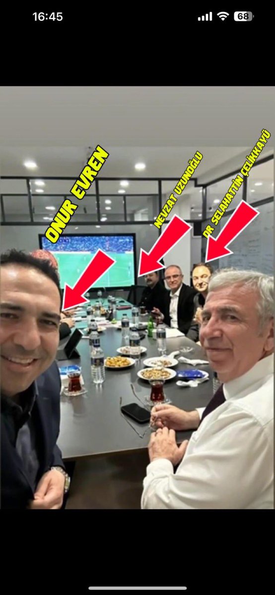 KONSERLERİ YAPAN VE AYNI ZAMANDA MANSUR’UN SEÇİM KAMPANYASINI YÜRÜTEN KİŞİLERLE MANSUR’UN VE SAĞKOLU ÖZEL KALEM MÜDÜRÜ NEVZAT’IN BİRLİKTE FOTOĞRAFLARI ORTAYA ÇIKTI…