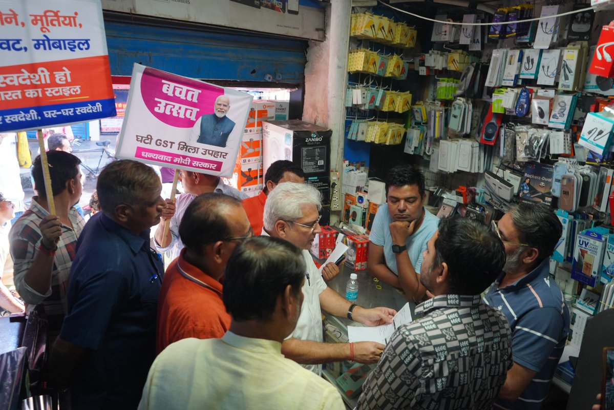 kgahlot's tweet image. नए GST सुधार हमारे छोटे दुकानदारों और व्यापारियों के लिए नई उम्मीद लेकर आए हैं।

महिपालपुर (बिजवासन विधानसभा) के रंगपुरी मार्केट में स्थानीय दुकानदारों व ग्राहकों से बातचीत की। सभी ने प्रधानमंत्री श्री @narendramodi जी के नेतृत्व में हुए #GSTReform को स्वागत योग्य बताते हुए कहा…