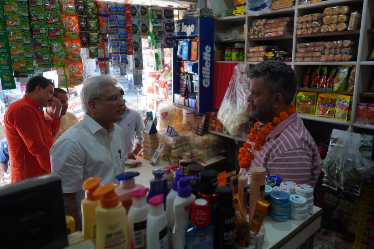 kgahlot's tweet image. नए GST सुधार हमारे छोटे दुकानदारों और व्यापारियों के लिए नई उम्मीद लेकर आए हैं।

महिपालपुर (बिजवासन विधानसभा) के रंगपुरी मार्केट में स्थानीय दुकानदारों व ग्राहकों से बातचीत की। सभी ने प्रधानमंत्री श्री @narendramodi जी के नेतृत्व में हुए #GSTReform को स्वागत योग्य बताते हुए कहा…