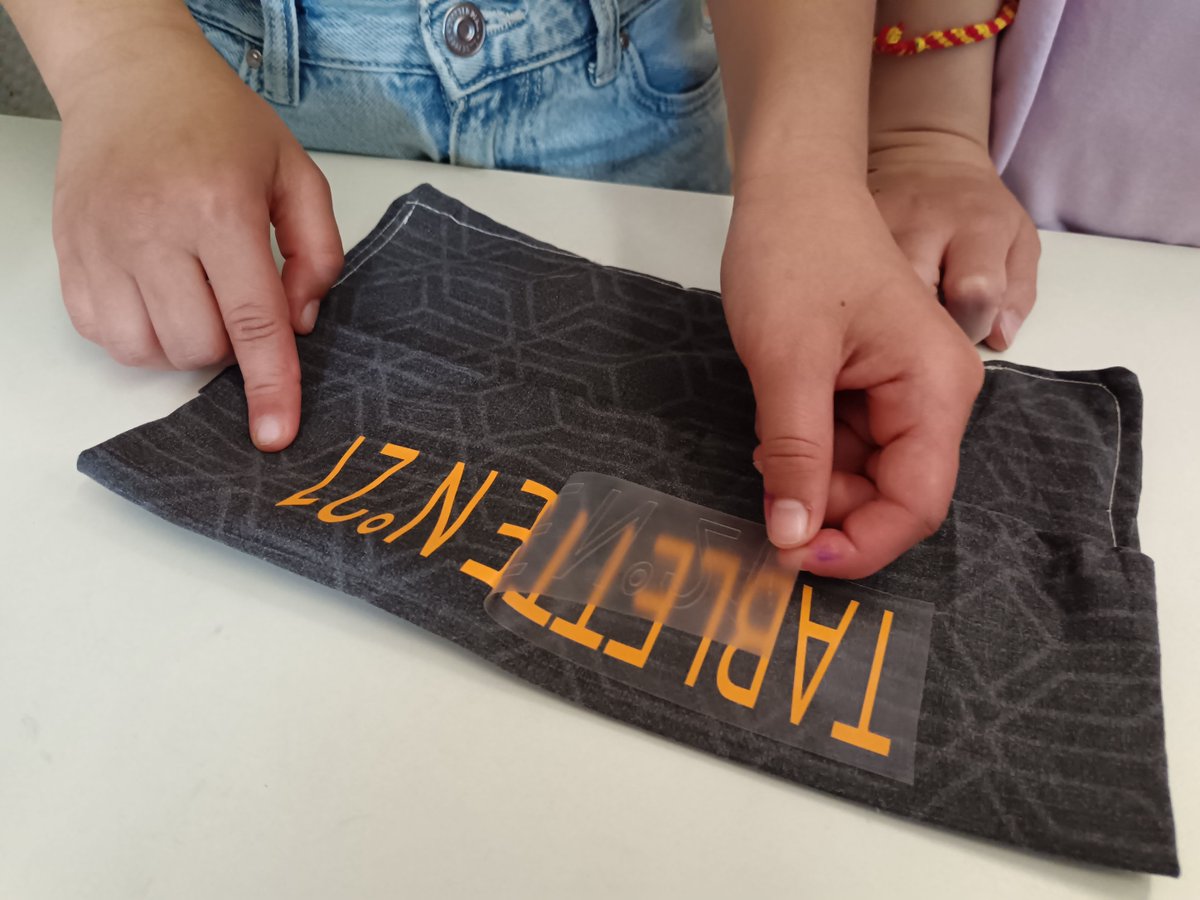 fablabalecole's tweet image. De la prise de mesures à la personnalisation des housses, ils ont mené un projet alliant fabrication textile et outils numériques. 
 #FabLabalEcole 
 #JM25@reseau_canope