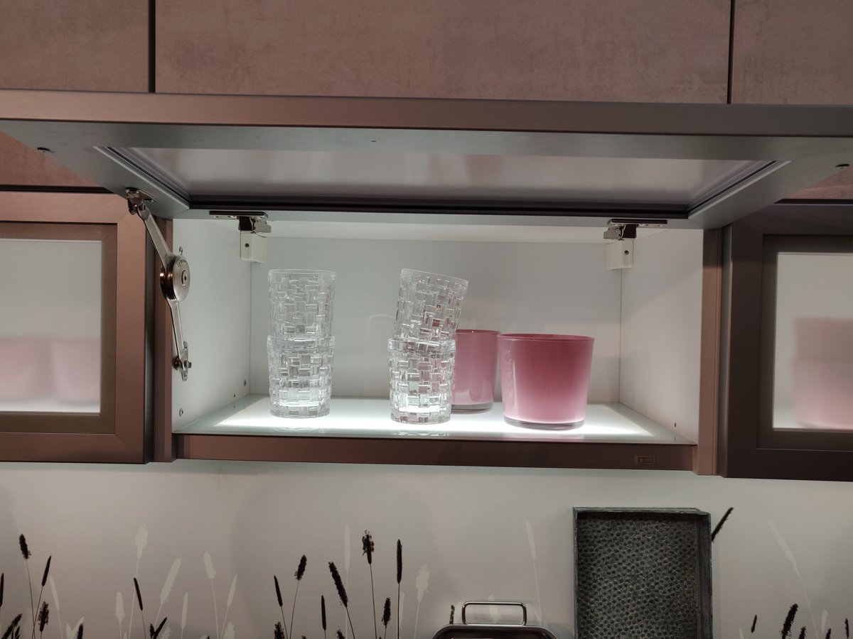 inOneKuechen's tweet photo. Die dezenten Fronten in Betonoptik harmonieren perfekt mit den Glas-Oberschränken und der einzigartigen Rückwand im Naturmotiv. Funktionalität trifft hier auf Ästhetik

➡Hol dir den Look nach Hause- https://t.co/4FRwskytE4

#Küchenideen#Traumküche#ModerneKüche#Kücheninspiration https://t.co/i99MgjSE23