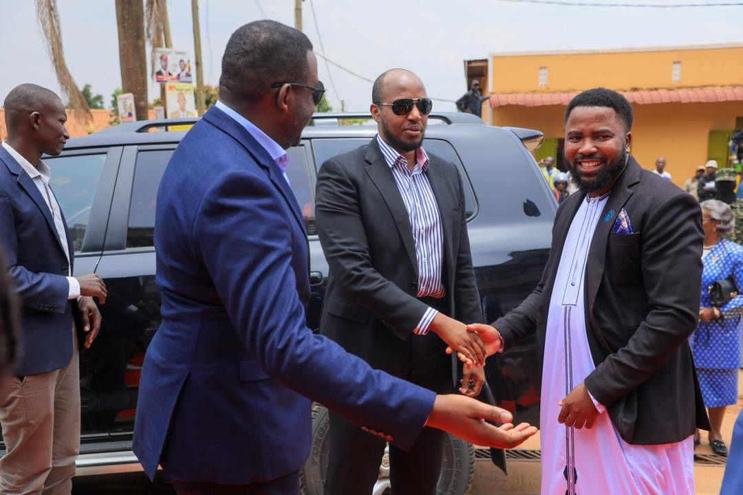 HumNabimanya's tweet photo. Today, we were honored to welcome His Majesty King Oyo Nyimba Kabamba (@KingOyoOfficial) and Princess Ruth Nsemere Komuntale to the @reachahand Headquarters. This visit; it's a powerful moment that celebrates a partnership we’ve built since 2017.

As we've consistently argued, culture is not just history, it's the most powerful engine for social change and development. 

Today's visit, guided by King Oyo's invaluable patronage, reaffirms our belief that when tradition and modernity align, we can truly empower young people and shape a healthier, more just future for all of Uganda.
#TooroRoyaltyAtRAHU