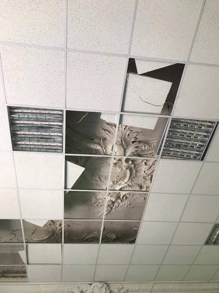 This picture perfectly encapsulates everything that's wrong with our world.

Reject Modernism.

Embrace Tradition.