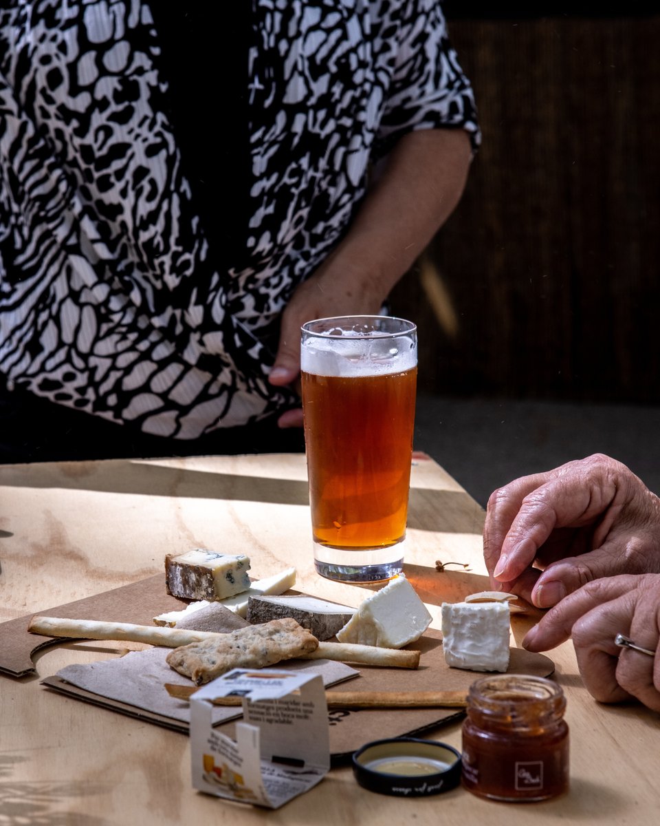 🧀 El Txis Bar va tornar a ser un espai per compartir i descobrir els formatges artesans del territori, tallats al moment i servits amb melmelada de <a href="/canbech/">CAN BECH</a> i una cervesa ben fresca de @cervesadelmontseny.

Aquest ambient només es viu a Lactium! 💛

#lactium2025 #formatgeartesà