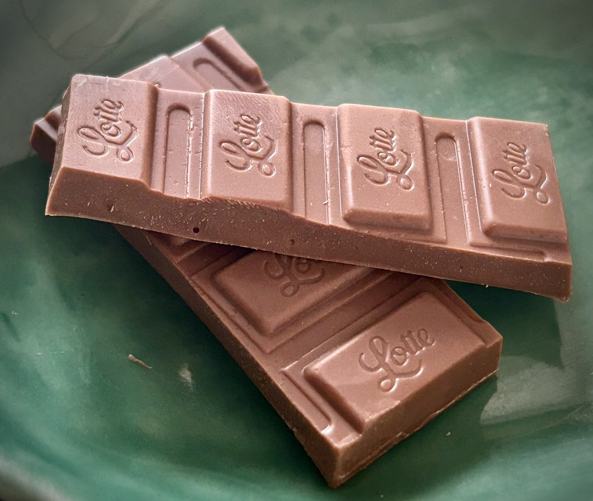 mint050417's tweet image. 今日のおやつ🤗
キャラメルミルク味の板チョコ🍫
厚みがあるだけでなく、硬さもあって、バキっとするのに力が必要🤣思っていたよりも甘さやキャラメル感は控えめで、ミルクのコクが口の中に残る上品な味に仕上がっていた🎶🎶
#ロッテ
#ガーナ
#プレミアムガーナ キャラメルミルク