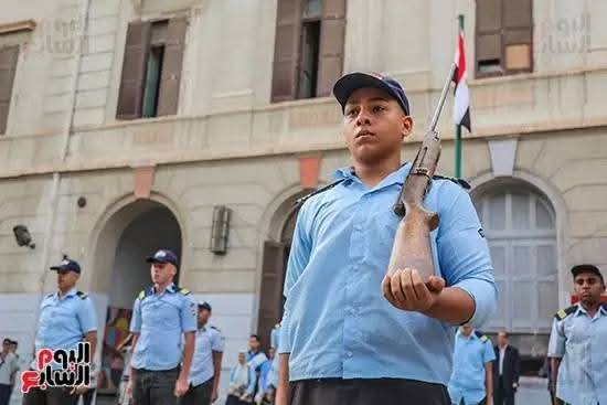 لو مُت يا أمي متبكيش 
هموت علشان تالتة رابع تعيش
