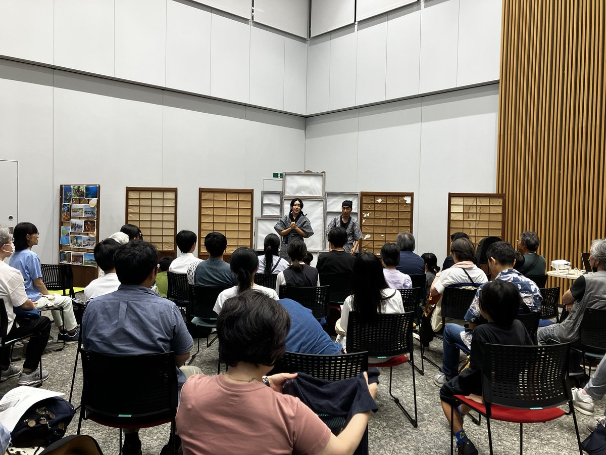 tetuK60's tweet image. 『鯨生』2025ツアー中野凱旋公演‼️
3日間で３ステージ＋ワークショップの日程が無事に終わりました❣️各ステージとも満員のお客さんでした。。。大感謝デス〜‼️奥田とおがっちも観に来て貰い、宇佐見には仕込を手伝って貰いましたぁ〜。。。
ナカノバでも影絵は出来るんだなぁ、、、