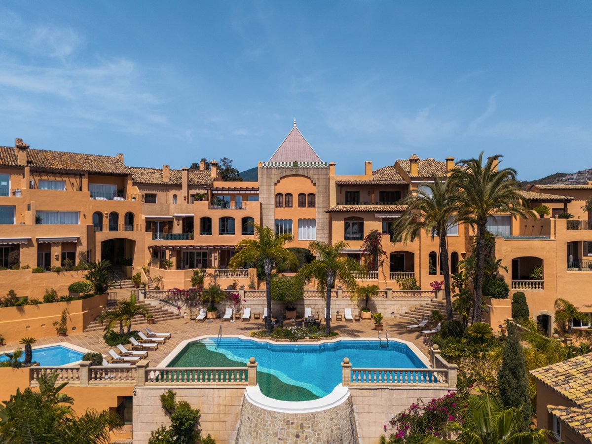 CleoxMarbella's tweet image. Key-ready 4 bed luxury in Marbella 🌴
Les Belvederes A5 – a fully renovated 4-bedroom apartment with panoramic sea views, Gaggenau kitchen &amp;amp; 100 m² terrace. Price: €2,975,000
👉 Contact us for a private viewing.
#MarbellaLuxury #NuevaAndalucia #SeaViewProperty #LuxuryApartment