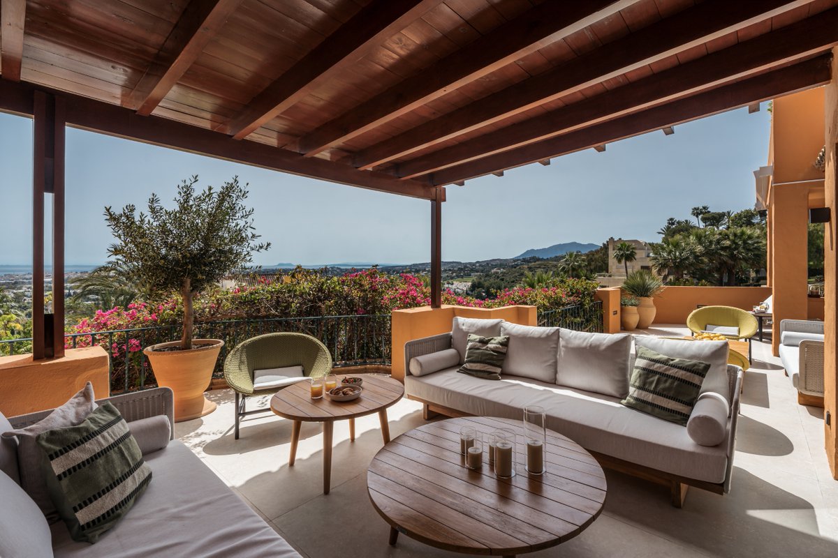 CleoxMarbella's tweet image. Key-ready 4 bed luxury in Marbella 🌴
Les Belvederes A5 – a fully renovated 4-bedroom apartment with panoramic sea views, Gaggenau kitchen &amp;amp; 100 m² terrace. Price: €2,975,000
👉 Contact us for a private viewing.
#MarbellaLuxury #NuevaAndalucia #SeaViewProperty #LuxuryApartment