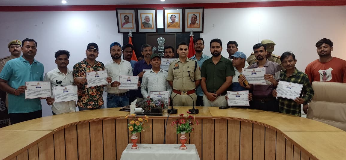 #Balrampurpolice 
 #SPBalrampur <a href="/Vikashk2u/">Vikash Kumar</a>  की उपस्थिति में अंतर्राष्ट्रीय सांकेतिक भाषा दिवस के अवसर पर रिजर्व पुलिस लाइन में पुलिस कर्मियों को सांकेतिक भाषा अनुवादक द्वारा सांकेतिक भाषा का प्रशिक्षण दिया गया।