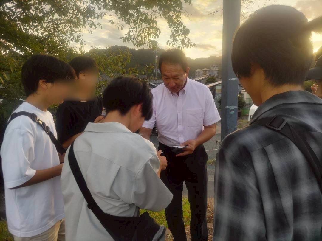 南丹市花火大会が盛大に開催されました。良い天気に恵まれて良かった！帰る途中、地元八木町の高校生たちに激励されたのも元気をいただきました！