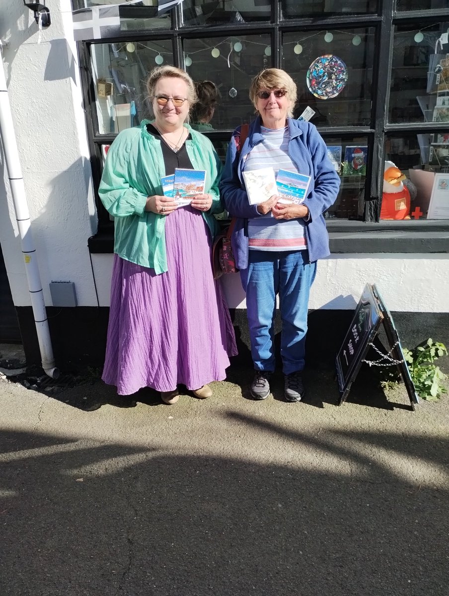 KatrinaRotgalve's tweet image. Good morning my bright-edges-of-soft-paperbacks-lying-in-whilst-snifferdogs-are-running-in-circles, how are you? West Looe Bookshop will be open from 12-6pm today, come for a light read! That&apos;s all you need - good weather, a chat, cup of tea and a chocolate cake! @FlissZak