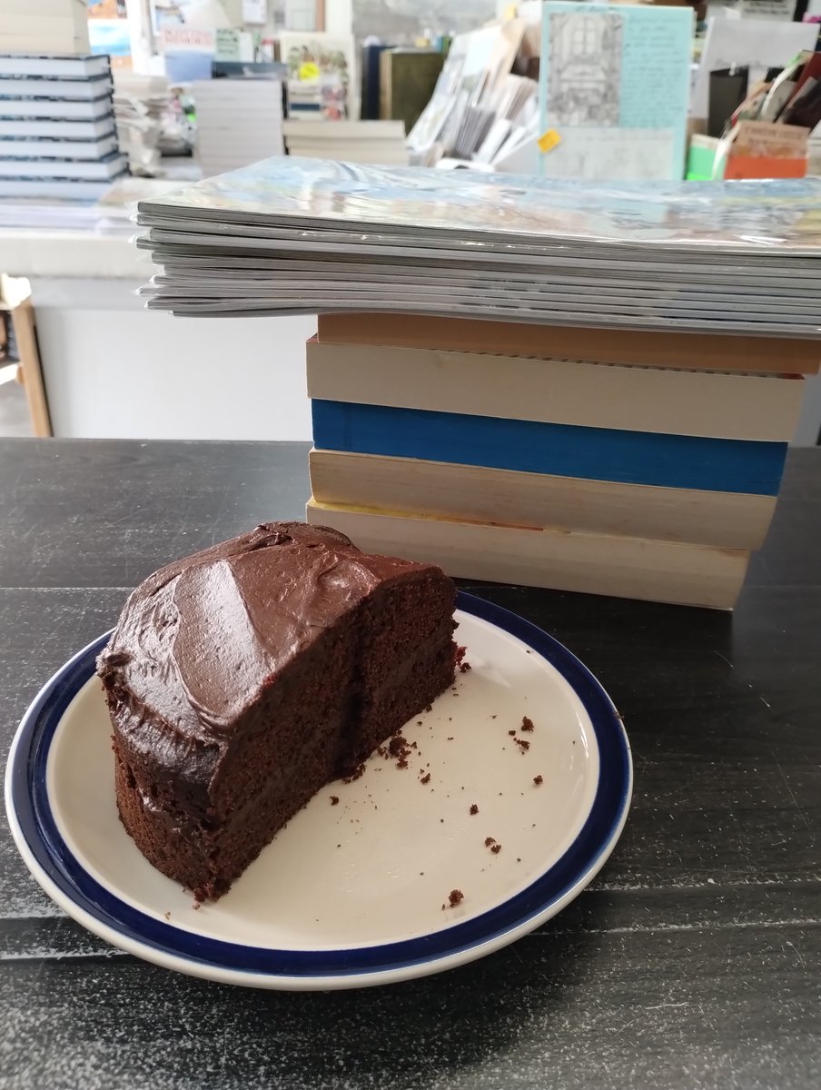 KatrinaRotgalve's tweet image. Good morning my bright-edges-of-soft-paperbacks-lying-in-whilst-snifferdogs-are-running-in-circles, how are you? West Looe Bookshop will be open from 12-6pm today, come for a light read! That&apos;s all you need - good weather, a chat, cup of tea and a chocolate cake! @FlissZak