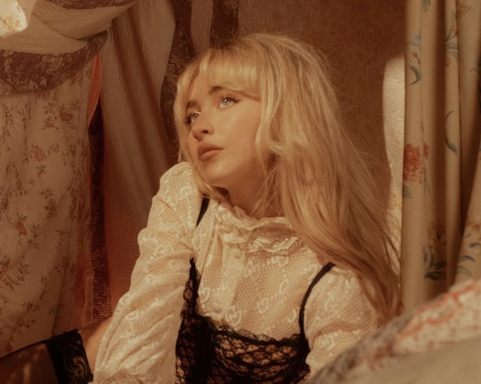 “Acho que os homens são meio que um entretenimento de se observar. Alguns me fazem sentir adorada… outros, ridicularizada”. — Sabrina Carpenter para a Vogue Itália.