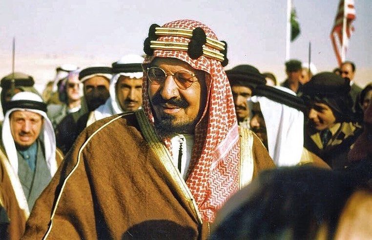 في هذا اليوم نخلّد ذكرى الملك المؤسس طيب الله ثراه القائد الذي وحّد هذه الأرض وأقام دولة شامخة عزيزة ،، لنحيا اليوم في أمن وازدهار .. كل عام ووطننا شامخ كل عام واحنا بخير وأمان 🇸🇦
#اليوم_الوطني_السعودي_95
#عزنا_بطبعنا