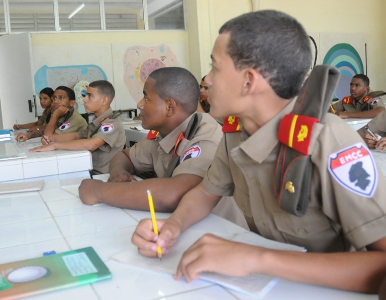 YaquedeCuba's tweet image. Este 23 de septiembre, las escuelas militares Camilo Cienfuegos celebran 59 años formando a los camilitos: jóvenes que aprenden no solo conocimientos, sino también valores, amistad y amor por la Patria. 🇨🇺 
#CubaEstáFirme