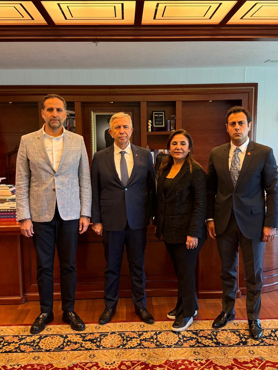 Ankara Büyükşehir Belediyemize yönelik başlatılan gözaltı kararları gerçekten trajikomik bir durum.

Ankara’da geçmişte yaşanan suçlamalar, kamu zararları ortada dururken bu yapılanları hukuksuz buluyoruz.

Ankaralı hemşehrilerimizi bu tür saçmalıklarla meşgul etmeyiniz. Hiçbir