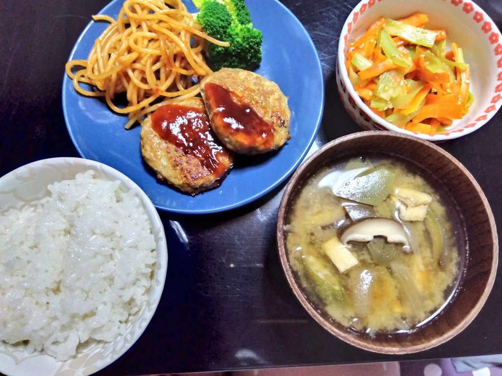 なすバーグ、ソースの残りにニンニクプラスして炒めたパスタ、付け合せの
ブロッコリー、ブロッコリーの芯と人参のきんぴら、ナスの皮しいたけ玉ねぎオクラ油揚げのお味噌汁。

どやーーー！冷蔵庫VS私は私が勝ちました😎