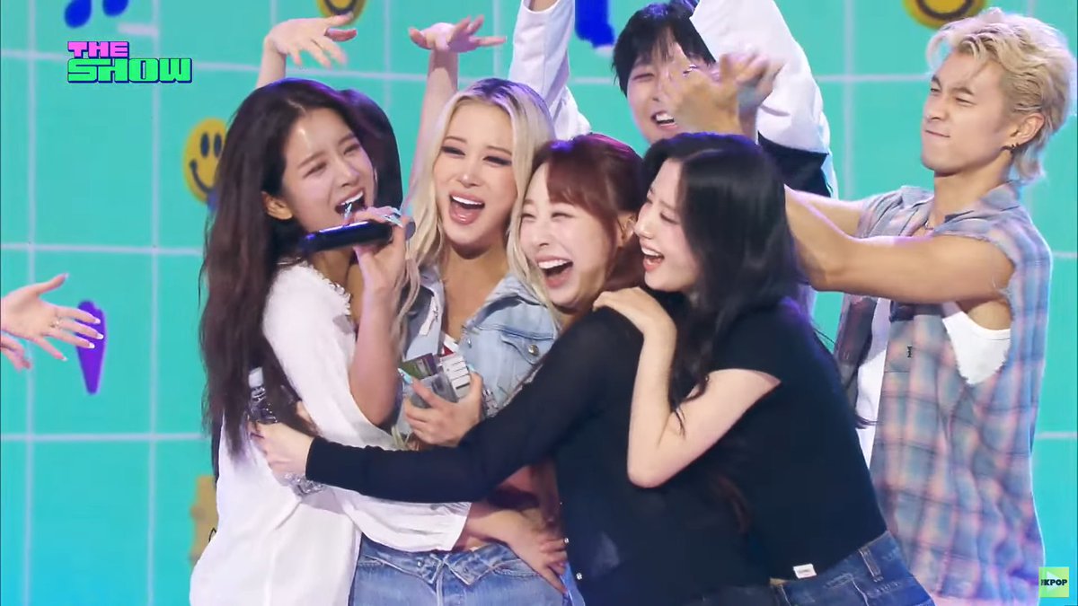 In 30 years of my life this is the first time im sobbing over kpop... 우리집 소녀들 최고야..