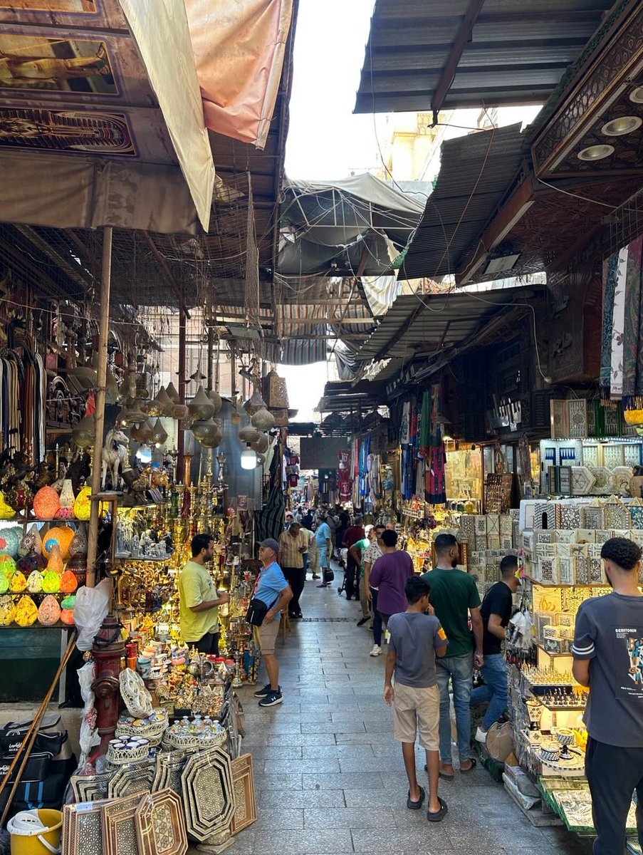 エジプト実習の最終日には、ハーン・アル＝ハリーリ市場へ❗️

この市場の商品は値段が決まっておらず、観光客には高めの価格が提示されます。言い値を交渉によっていかにさげていくかが大事で、日本ではなかなかできない経験です。
