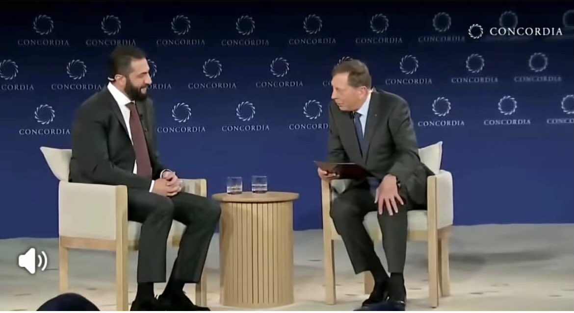 قال له: (السلام عليكم سيدي الرئيس)!! بعد أن كان يطارده في #العراق و #سوريا بتهمة "الإِرهاب" ويدفع 10مليون دولار لمن يدلي عنه بمعلومات!
سبحان من أعزّنا بهذا الرّجل المؤمن القوي نحسبه والله حسيبه، ونسأل الله أن يفتح على يديه البلاد وقلوب العباد..
#وتفتخر_الكلماتُ
#أحمد_الشرع