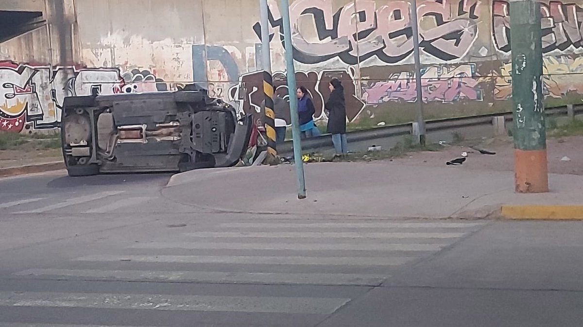 Auto volcado en Costanera y Balcarce <a href="/LVDiez/">LVDiez</a>