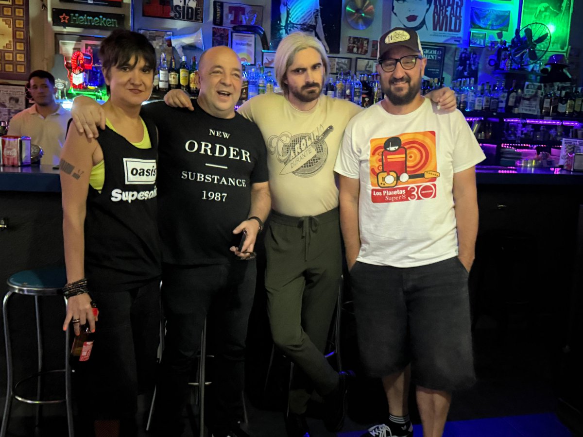 Amigos en Wild thing Bar , celebrando el cumple de Alfredo