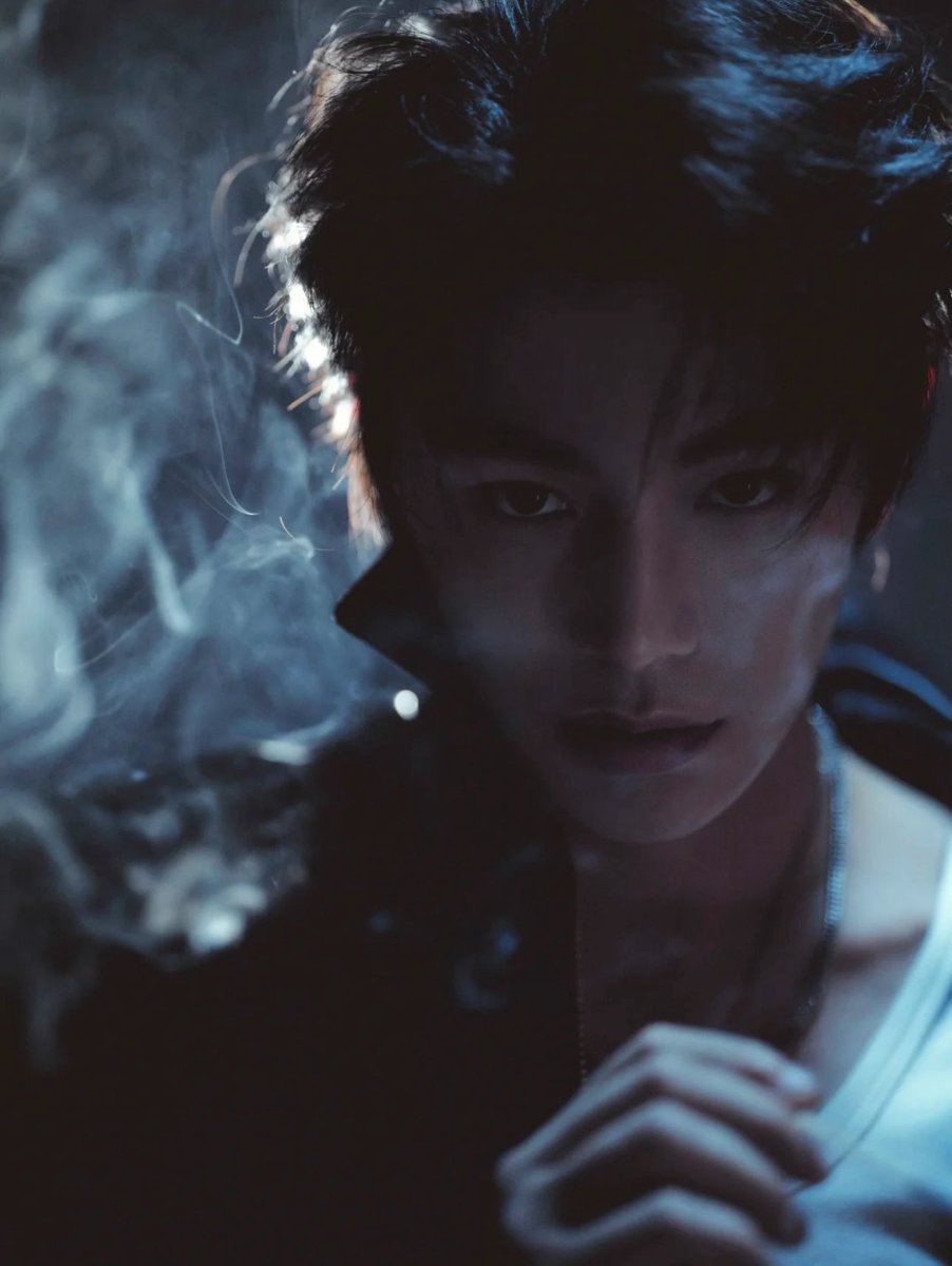 new photo posted by oliverjune

#dingyuxi #versace #mfw