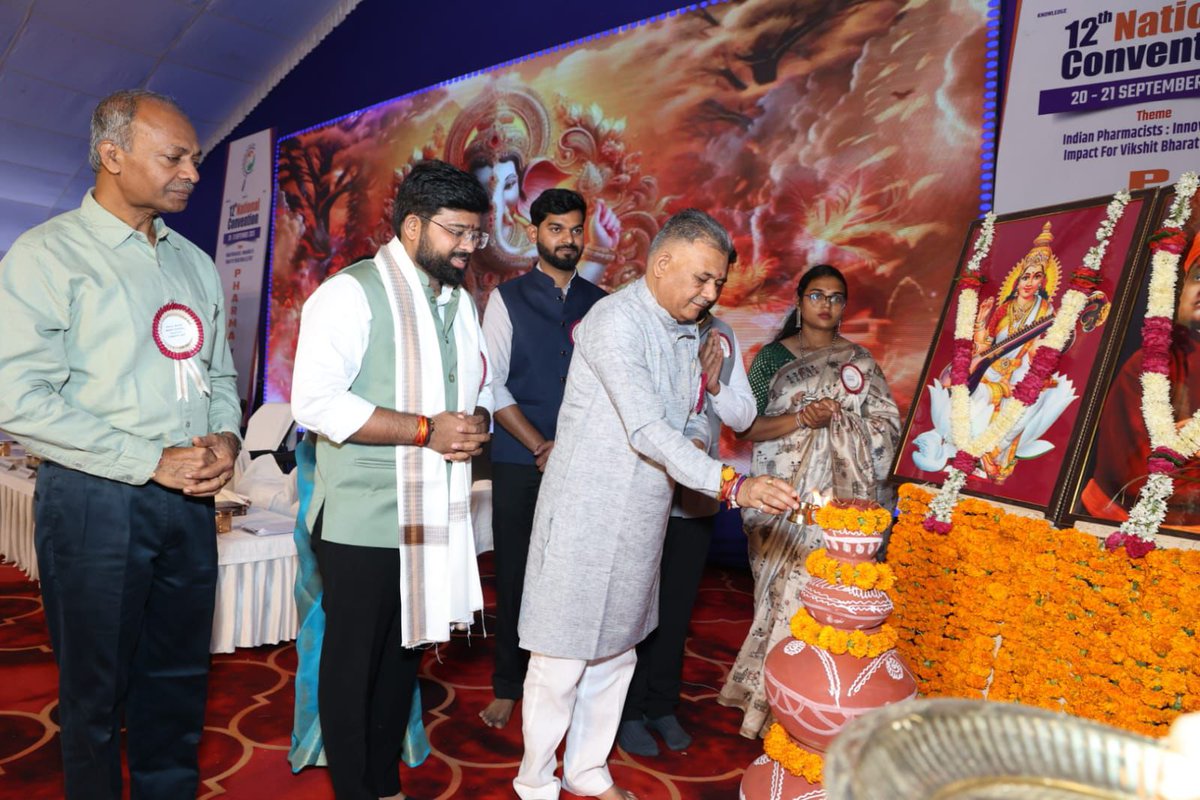 DrVirendraSS's tweet image. Attended the inauguration session of 12th @PharmaVisionOrg National Convention at Oxford International College, Indore, alongside Shri @Indersinghsjp Ji, Hon’ble Minister of Ayush &amp;amp; Higher Education, Govt of Madhya Pradesh on the theme &apos;Indian Pharmacist - Innovation to Impact…