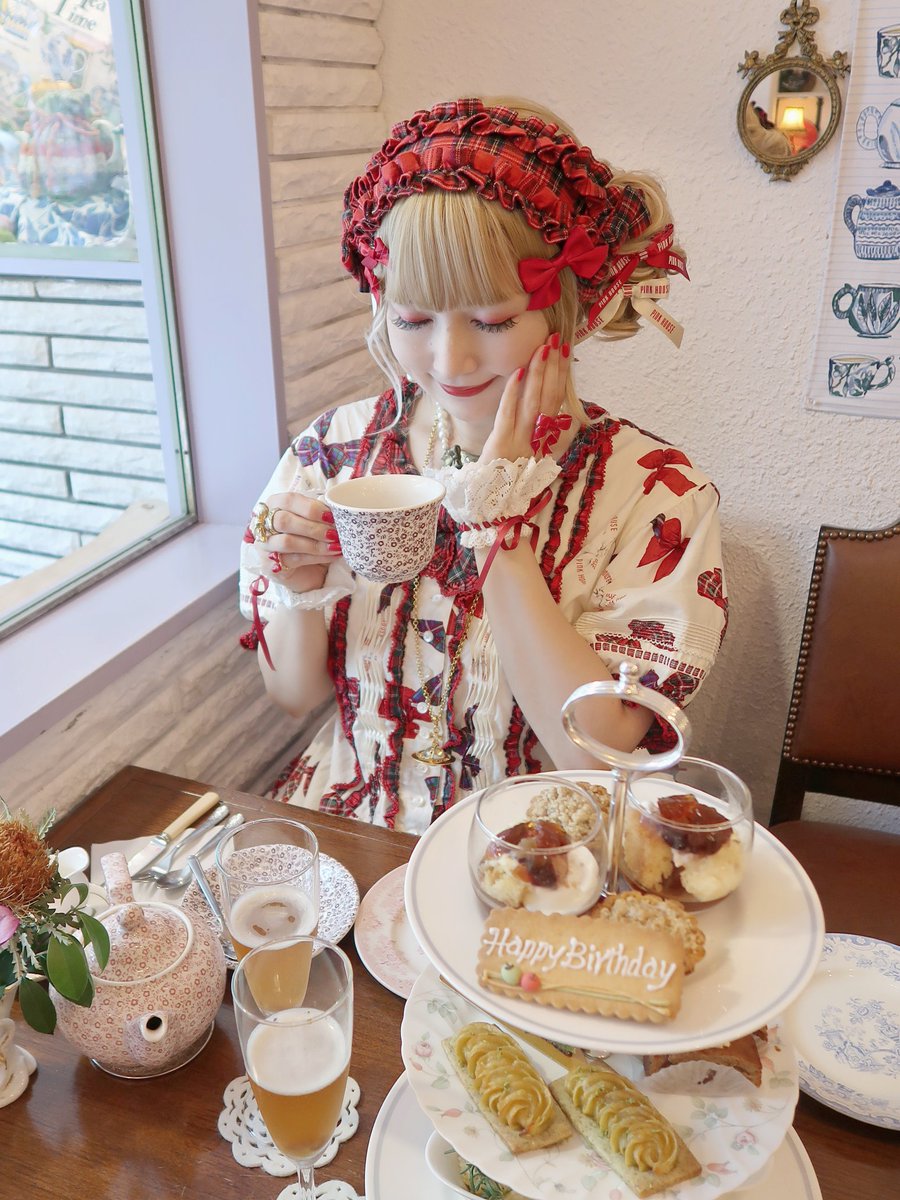 lovebirds0608's tweet image. タイニートリアのティーラヴァーズアフタヌーンティー🫖スイーツにもセイボリーにもお茶が使われてて、どれも本当に美味しかった！いつもチャイにしがちだけど、今回ケニアのミルクティーにしてみたらこれも美味しかったなー😍
8月生まれと9月生まれでお互いの誕生日を祝い合うなどした🎁