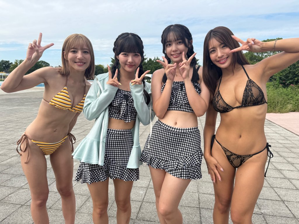 事務所の先輩であるsherbetの橋本梨菜さんと河路由希子さんとお写真撮っていただきました📸
ライブを見させていただいたこともあっていつも勉強させていただいてます✨
お写真もありがとうございました❣️
とても嬉しかったです💚💛

EYE CANDYもこれから先輩達に少しでも追いつけるように頑張ります🍭