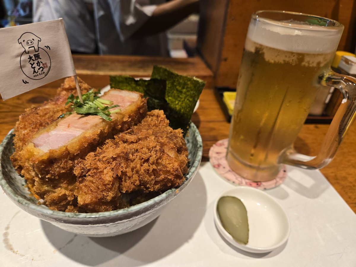 农村人进城就是爱闹笑话，逛饿了来碗清真猪排饭，中份的1850円。结果还是上当了，饭和鸡蛋勉强压下去就到嗓子眼儿了，猪排吃了不到一半，三份猪排饭剩下的猪排打了满满一盒

免费给你们个忠告，特别饿的时候点小份，别相信日餐分量小吃不饱