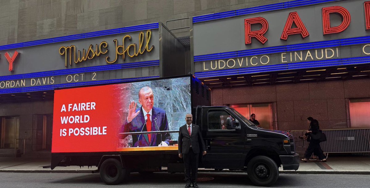 NEW YORK SOKAKLARINDA REİSİMİZİN RÜZGÂRI ESİYOR! 🇹🇷

Türkiye Cumhuriyeti Cumhurbaşkanımız Sayın <a href="/RTErdogan/">Recep Tayyip Erdoğan</a> , ülkemizi New York’ta gururla temsil ediyor.

Mazlumun sesi, dünya lideri olarak Türk milletinin gücünü tüm dünyaya gösteriyor.

<a href="/abuyukgumus/">Ahmet Büyükgümüş</a> <a href="/ensartopcu/">Ensar Topcu</a> <a href="/Akparti/">AK Parti</a>