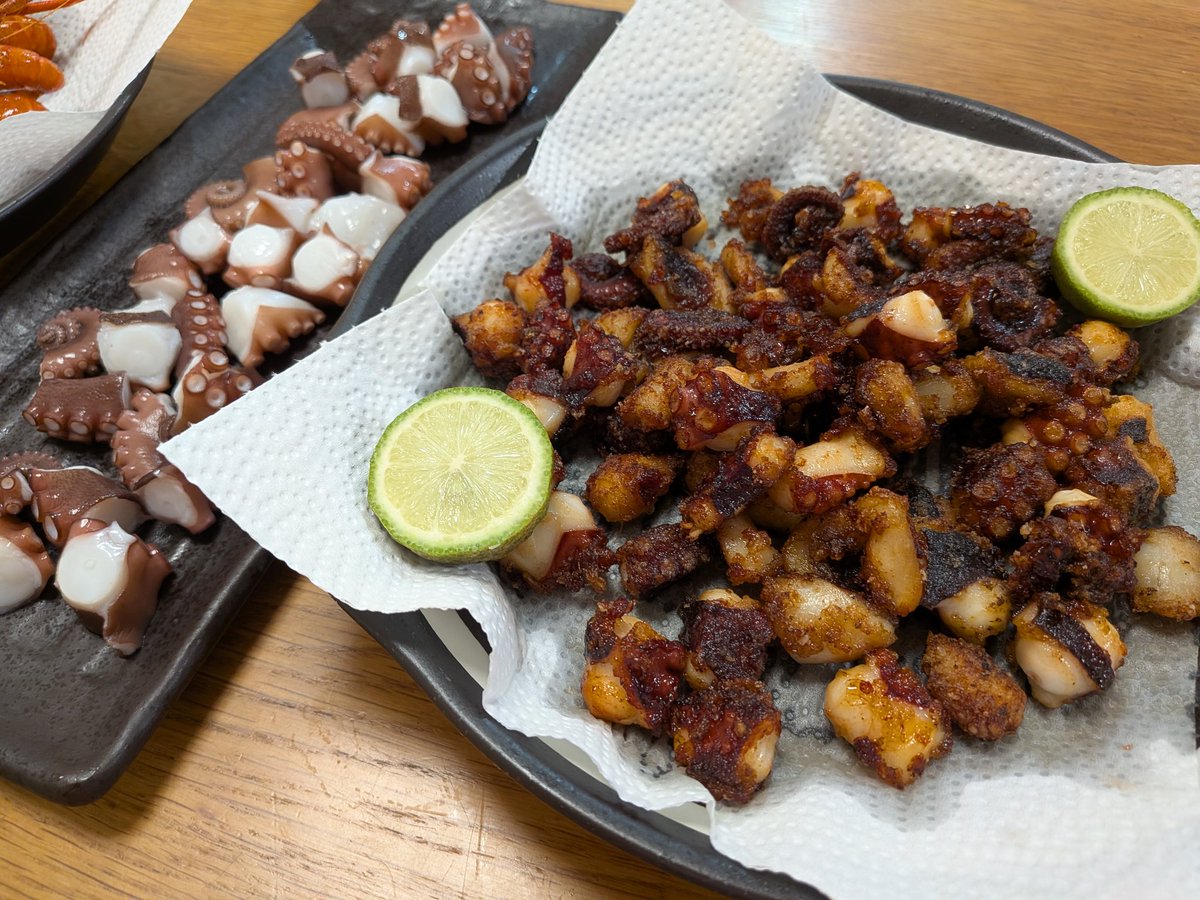 鬼殻焼きにしたかったのを忘れていて素揚げにしちゃいました😂が、腕までバリバリ美味しくいただきました😋
稚鮎も苦味が🍺によく合いました😋
行徳さん、ご馳走さまでした！
一昨日のタコは自家製レモンを添えた唐揚げとお刺身。
