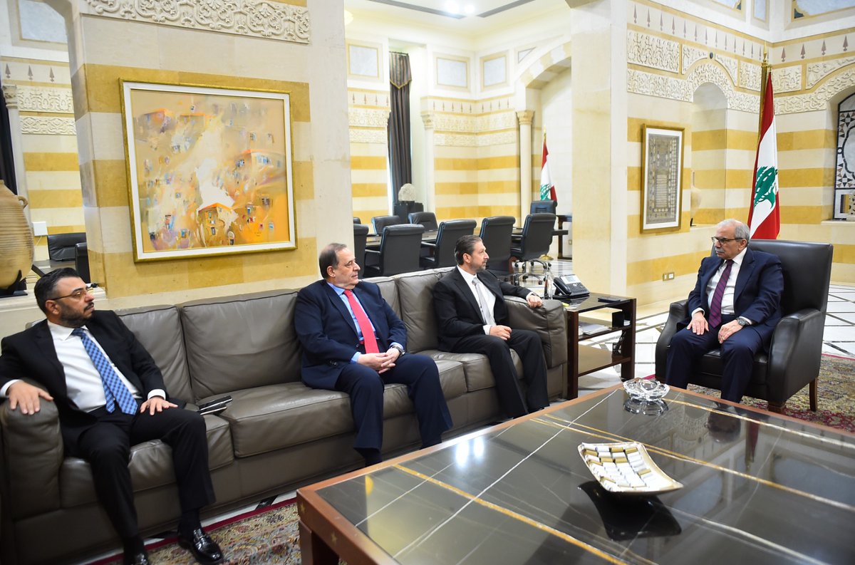 استقبل رئيس #مجلس_الوزراء الدكتور #نواف_سلام صباح اليوم في السرايا النائب فيصل كرامي يرافقه عثمان مجذوب وعلاء جليلاتي.
بعد اللقاء اوضح كرامي ان البحث تناول المستجدات السياسية كافة مؤكدا دعّمه وتأييده للرئيس سلام وللإجراءات التي تتخذها الحكومة في مختلف المجالات والقضايا، مشيرا الى