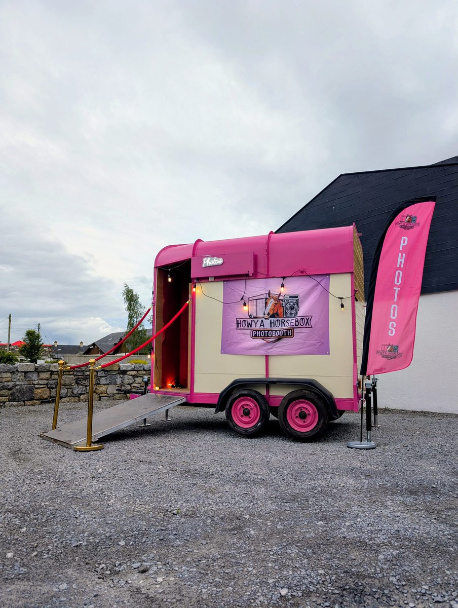UniOfGalwaySU's tweet image. Get your photo taken in the Howya Horsebox Photobooth at our Freshers' Fair 11am-3pm this Thursday 25th of September outside Áras na Mac Léinn!

#DoChomhaltas #FreshersFair