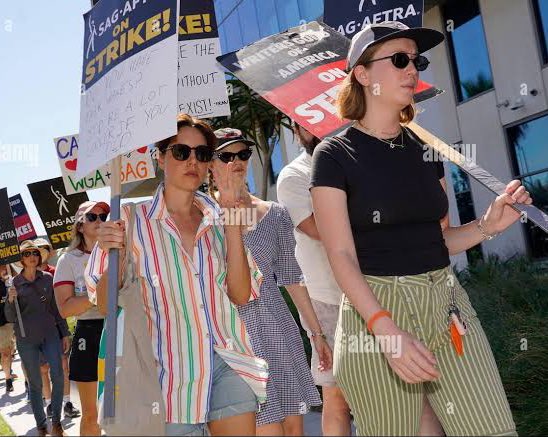 ferguseinplaza's tweet image. happy bisexuality day to Hannah Einbinder and Aubrey Plaza