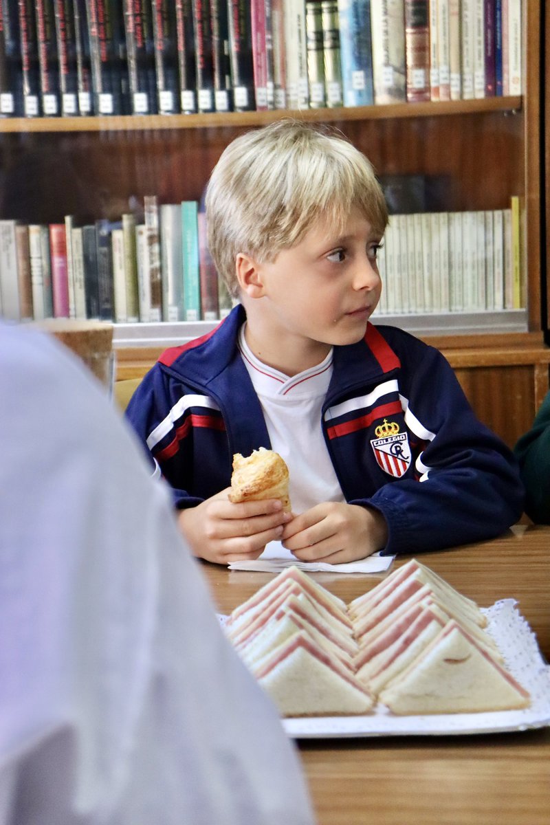 🥐 Nuevos alumnos, un desayuno y una buena conversación para conocernos bien

☕️ La dirección y los jefes de estudios, en los diferentes encuentros que ha habido por etapas, han compartido un café y muchas cosas ricas junto a todos ellos

💚 ¡BIENVENIDOS a vuestra casa!

#CCREY