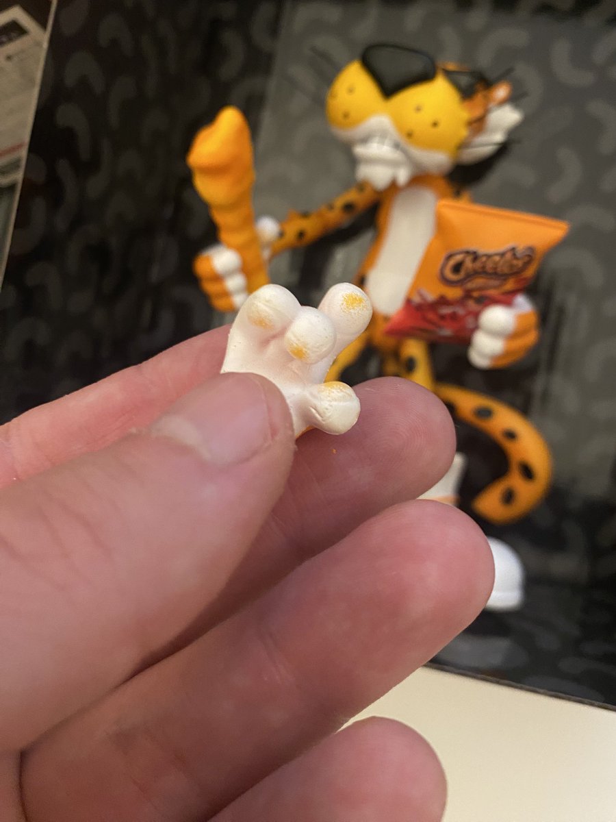 Чуть не забыл похвастаться: купил фигурку Честера, который, как известно, любит Cheetos. Фигурка классная, со съёмной головой, руками и кучей точек артикуляции. Говорят, такая есть только у меня и Сыендука. Главная фича — фирменные оранжевые крошки Cheetos на пальцах гепарда.