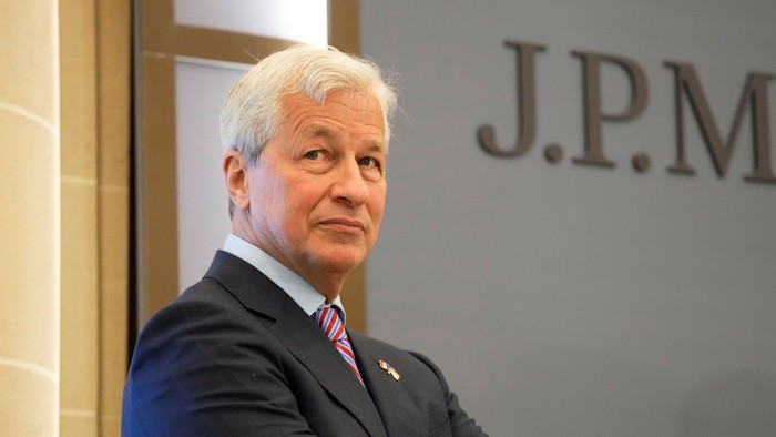 🚨 INVESTING : "Il CEO di JPMorgan, Jamie Dimon, avverte: difficile per la Fed ridurre i tassi se l'inflazione persiste"