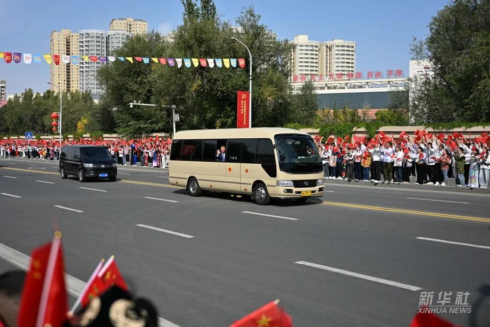习近平出席新疆成立70周年庆祝活动