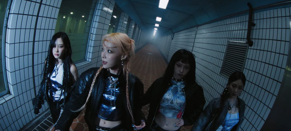 zzzzzryu's tweet photo. Started liking this song recently. OMG, the MV and the song are beautiful. Love Aespa aesthetic so muchhhh

-Aespa, Armageddon https://t.co/96MHXdi7t7