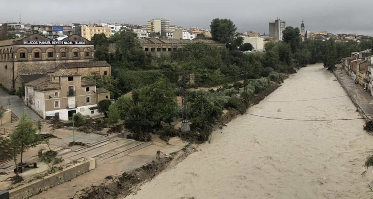 Hoy el #refranero #agrícola nos recuerda a los del Levante que el otoño trae consigo días de cuidado y sobresaltos.
“Por las calles del Levante, el diluvio y la inundación hacen en otoño su presentación.”