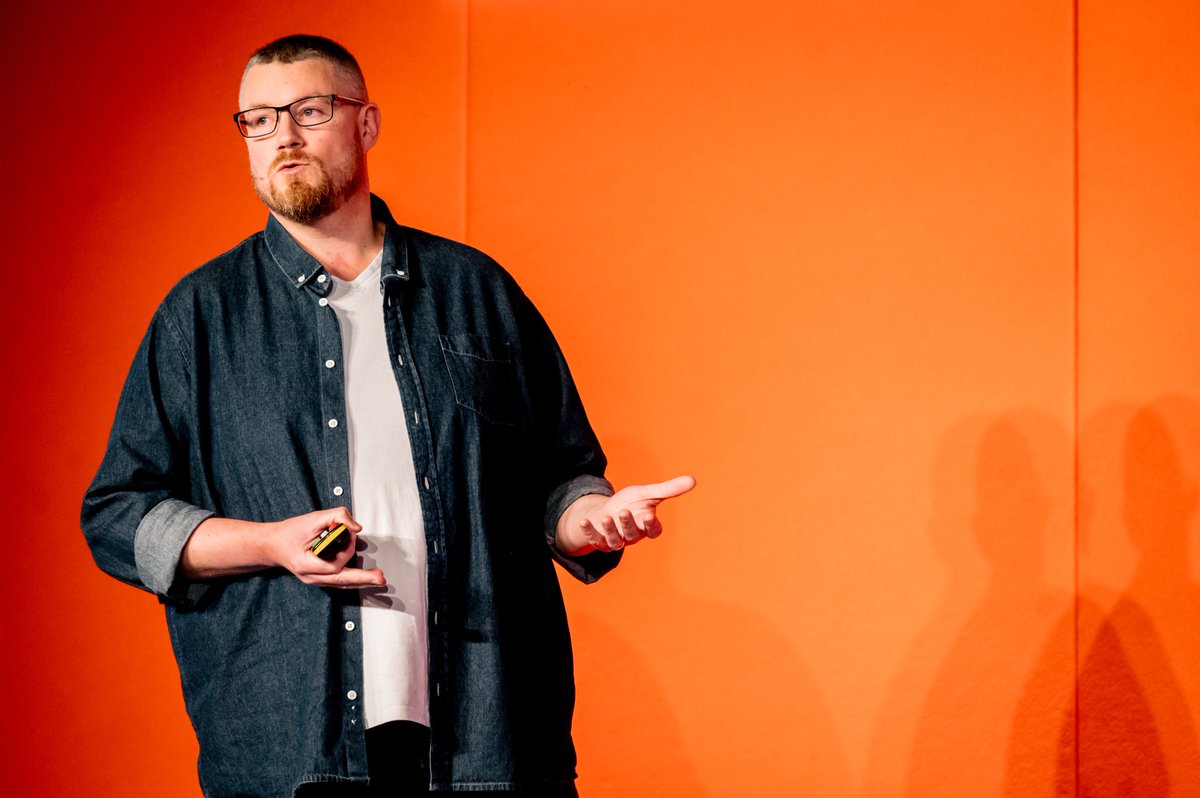 Struggling with content ideation? <a href="/MartinHuntbach/">Martin Huntbach</a> deserves your attention. The entire room at #RetainLive is hanging on his every word right now.
